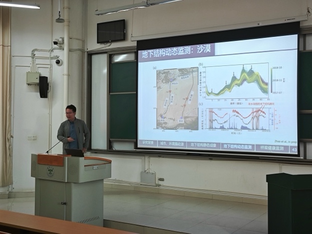 房间里的电视描述已自动生成